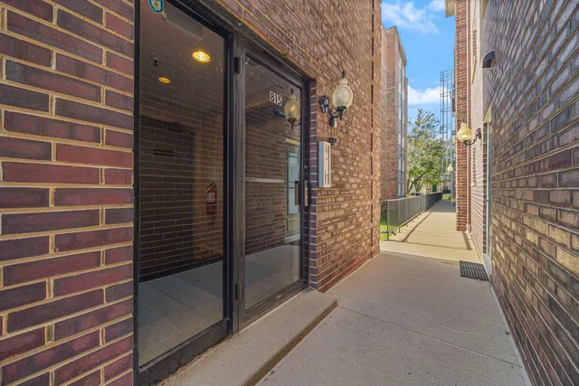 $2,950 | 815 Pearson Street, Unit 10, Des Plaines, IL 60016