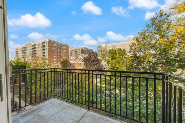 $2,950 | 815 Pearson Street, Unit 10, Des Plaines, IL 60016