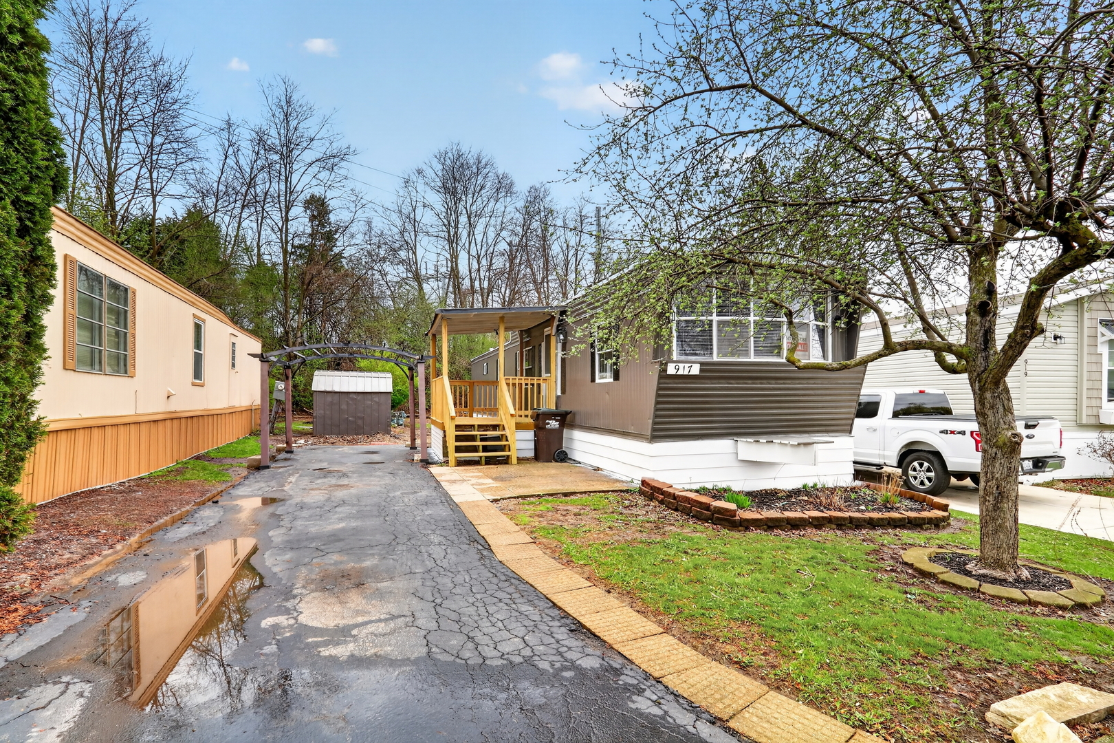 a view of a house with backyard