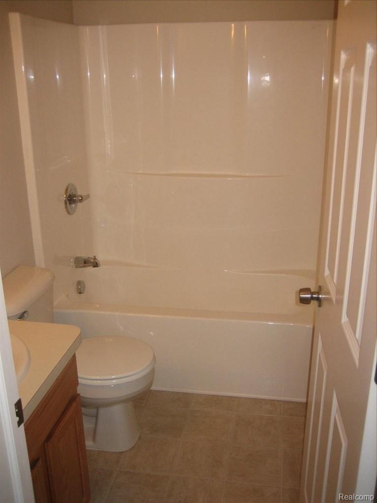 22342 Berg Road Southfield, MI 48033 - Photo 16 of 18 Second Full Bath