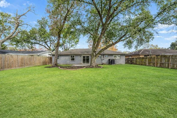 $2,200 | 6015 West Airport Boulevard, Houston, TX 77035