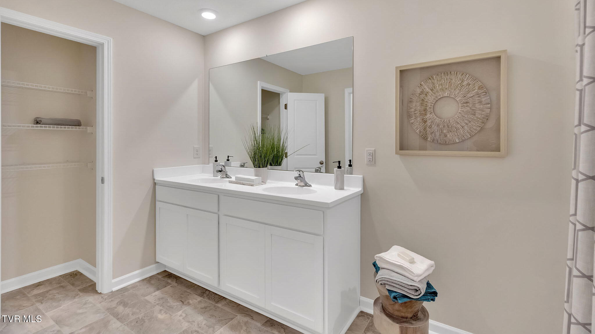 1092 Edison Road Johnson City, TN 37615 - Photo 14 of 27 13 - Primary Bathroom 01