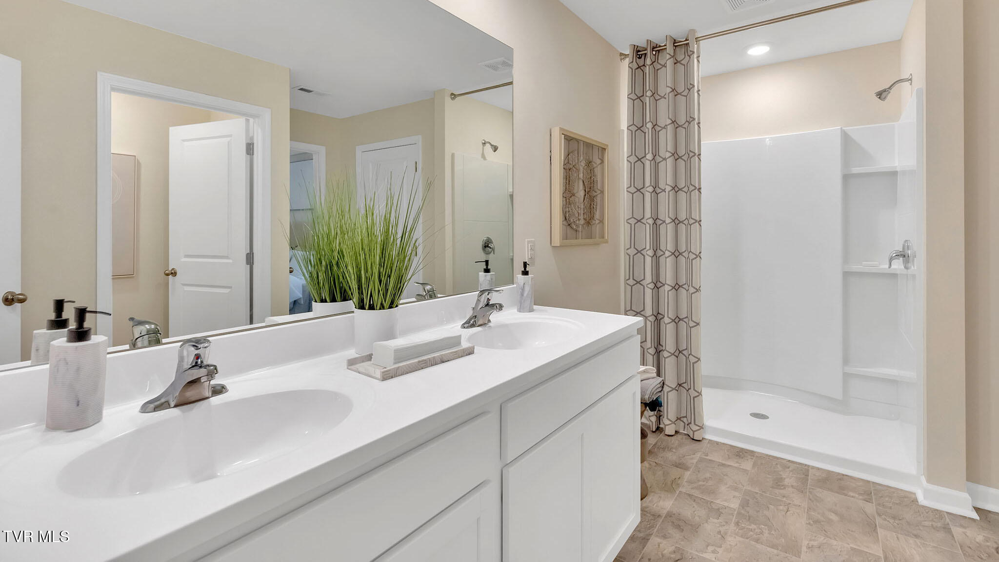 1092 Edison Road Johnson City, TN 37615 - Photo 15 of 27 14 - Primary Bathroom 02