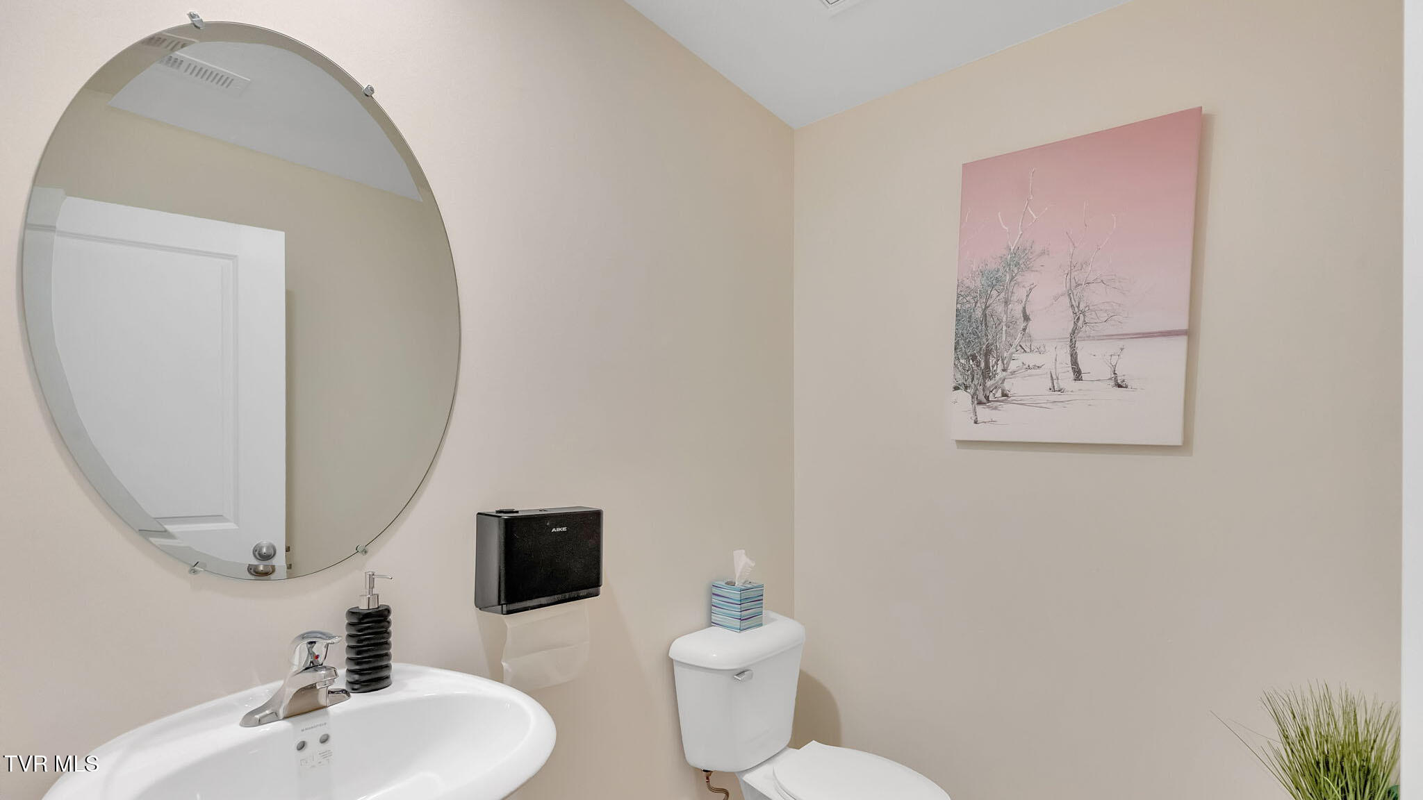 1092 Edison Road Johnson City, TN 37615 - Photo 25 of 27 22 - Half Bathroom