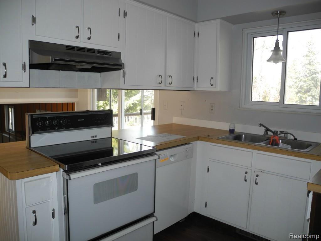 3881 Rohr Road Lake Orion, MI 48359 - Photo 9 of 12 KITCHEN .jpg
