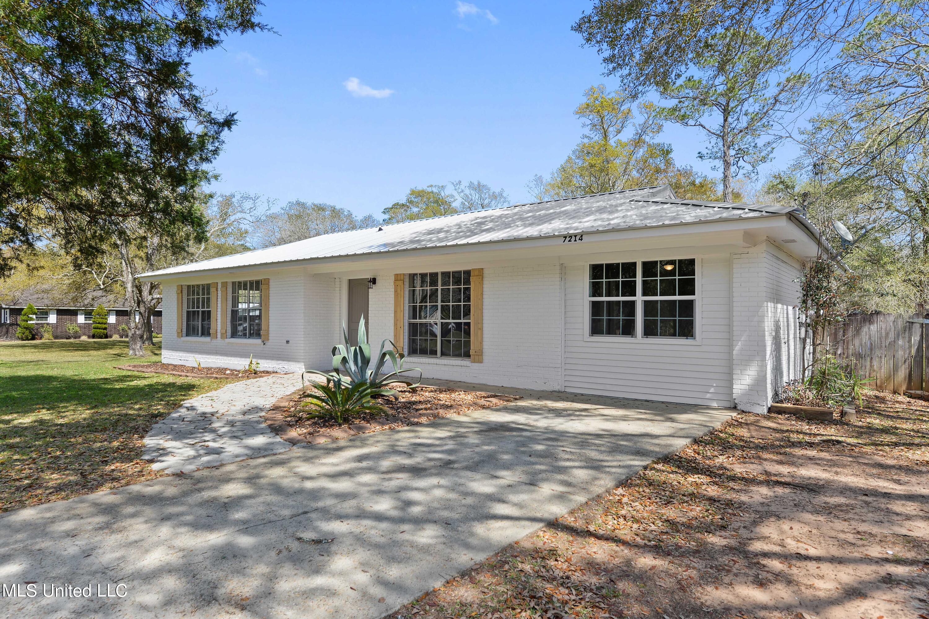 7214 Carlisle Street Moss Point, MS 39563 - Photo 2 of 26 002