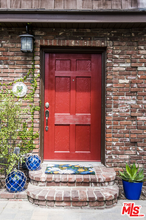 27 30th Avenue Venice, CA 90291 - Photo 2 of 49 a view of a wooden door