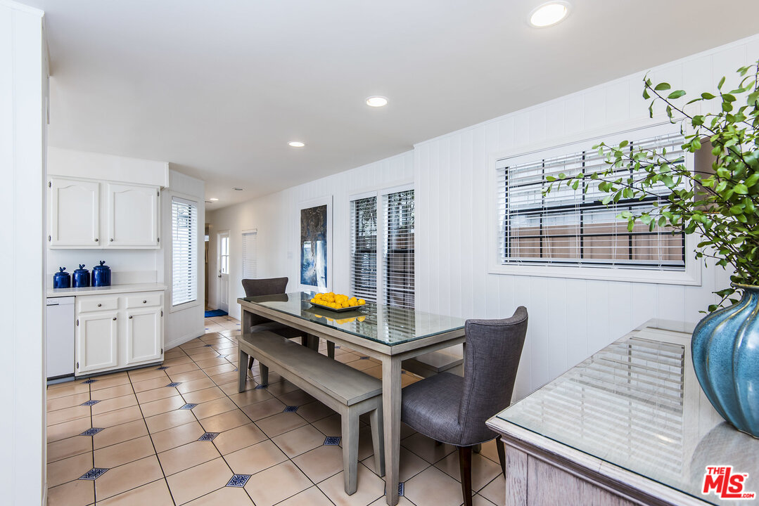 27 30th Avenue Venice, CA 90291 - Photo 14 of 49 a room with furniture and window