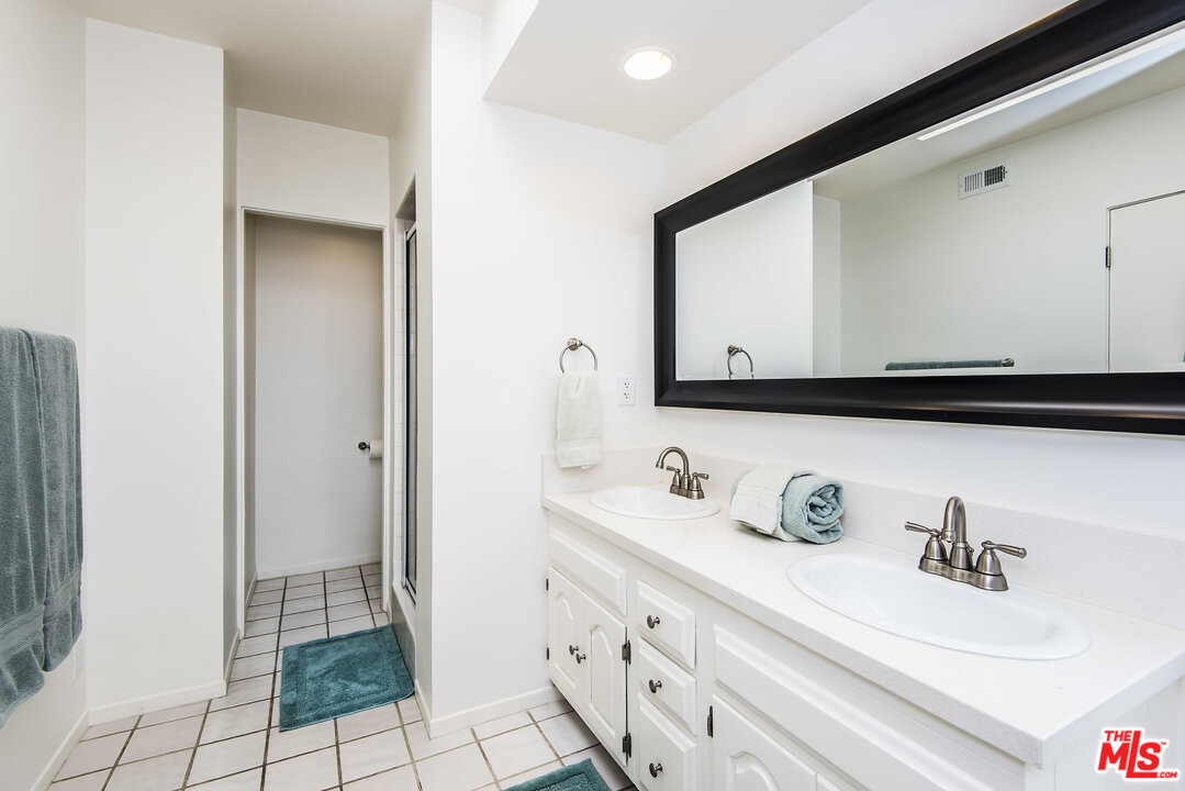 27 30th Avenue Venice, CA 90291 - Photo 25 of 49 a bathroom with a sink and a mirror