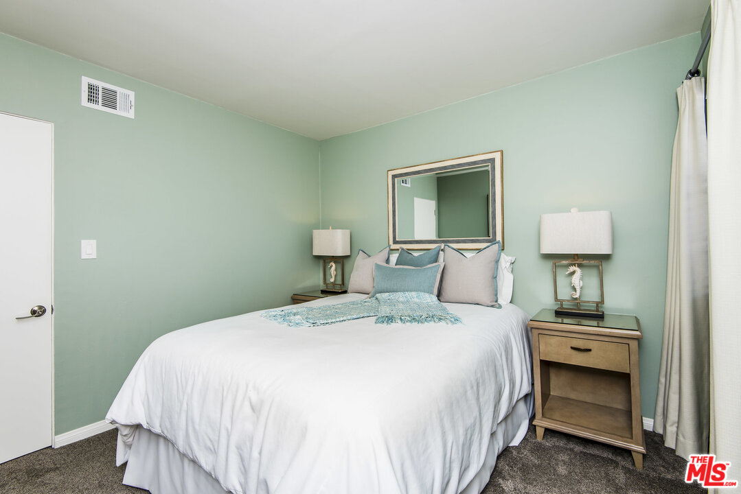 27 30th Avenue Venice, CA 90291 - Photo 30 of 49 a bedroom with a bed and a lamp