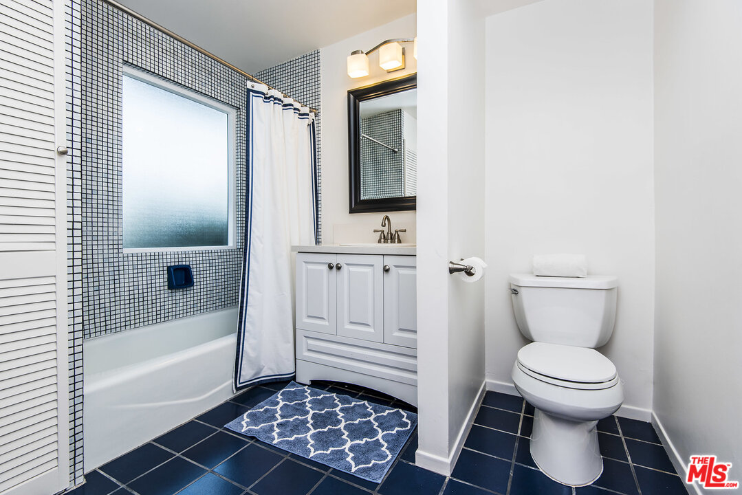 27 30th Avenue Venice, CA 90291 - Photo 32 of 49 a bathroom with a toilet a sink and bathtub