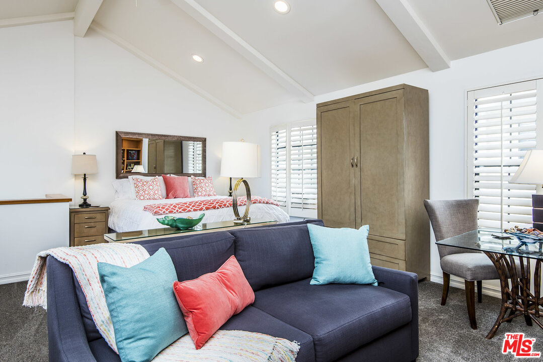 27 30th Avenue Venice, CA 90291 - Photo 36 of 49 a living room with furniture and a flat screen tv