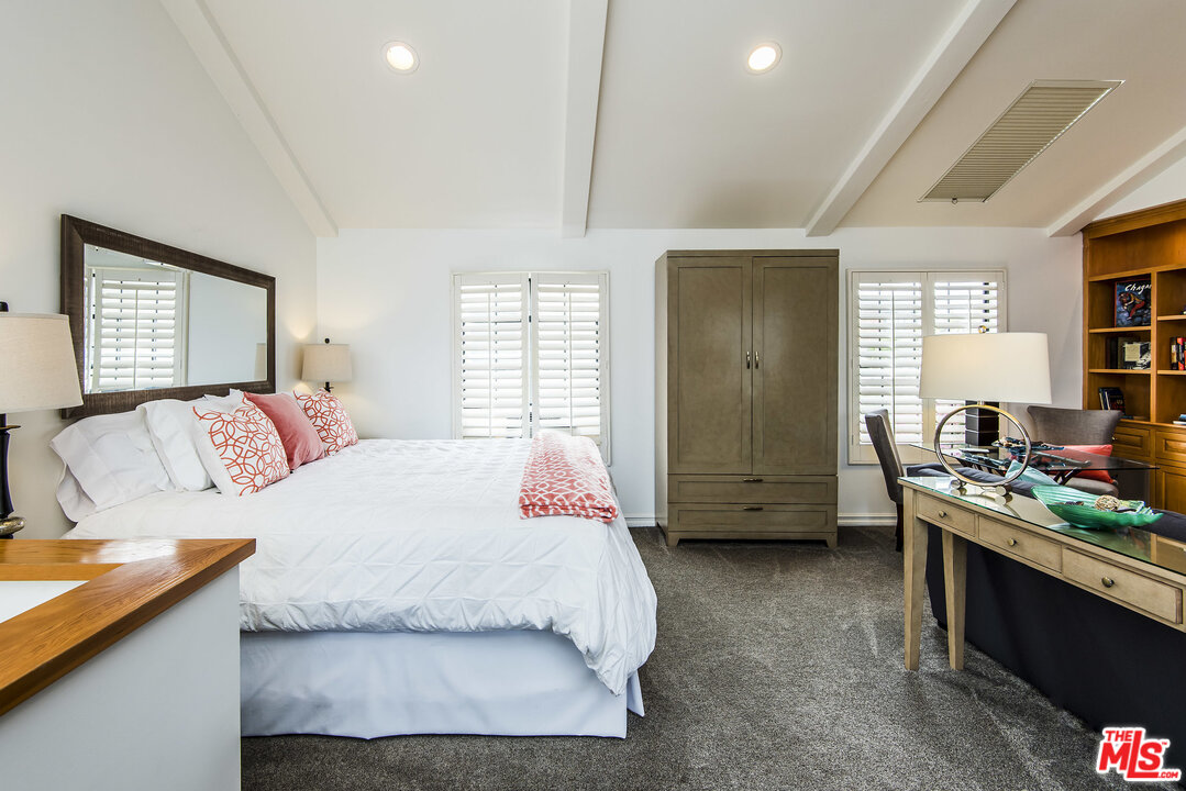 27 30th Avenue Venice, CA 90291 - Photo 38 of 49 a bedroom with a bed and a dresser