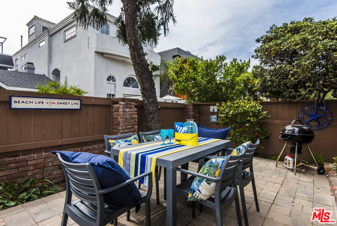 27 30th Avenue Venice, CA 90291 - Photo 5 of 49 a view of a chairs and table in patio