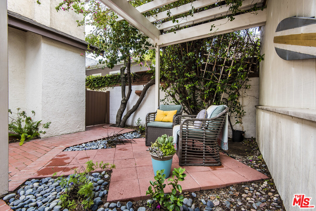27 30th Avenue Venice, CA 90291 - Photo 41 of 49 a view of a balcony with chairs
