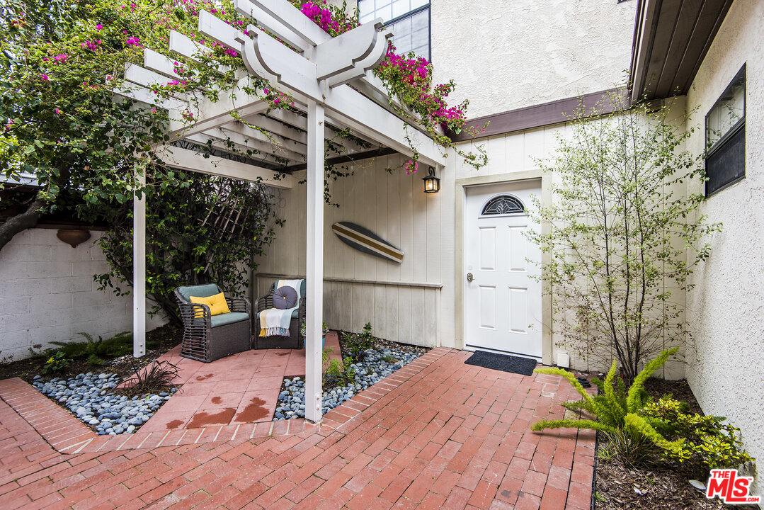 27 30th Avenue Venice, CA 90291 - Photo 43 of 49 a front view of a house with a yard