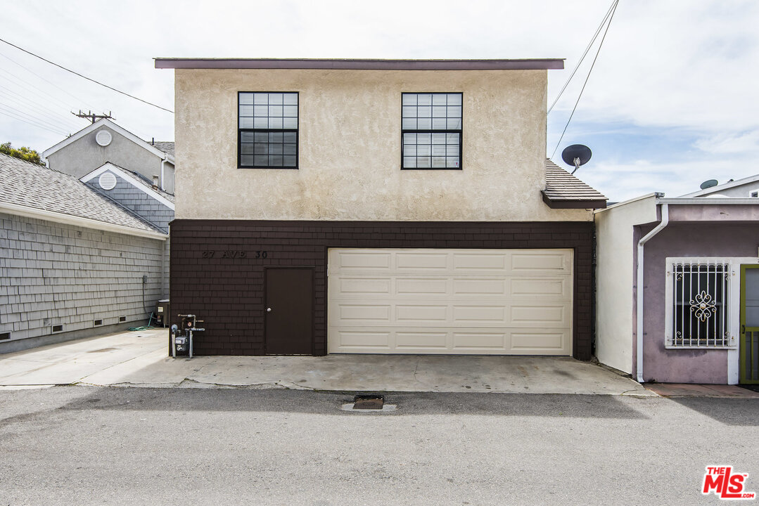 27 30th Avenue Venice, CA 90291 - Photo 45 of 49 a front view of a house