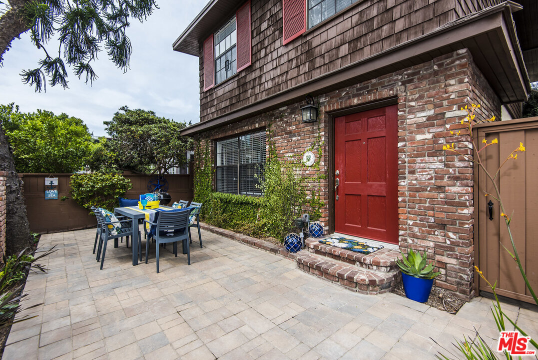27 30th Avenue Venice, CA 90291 - Photo 6 of 49 a view of a chairs and table in the patio