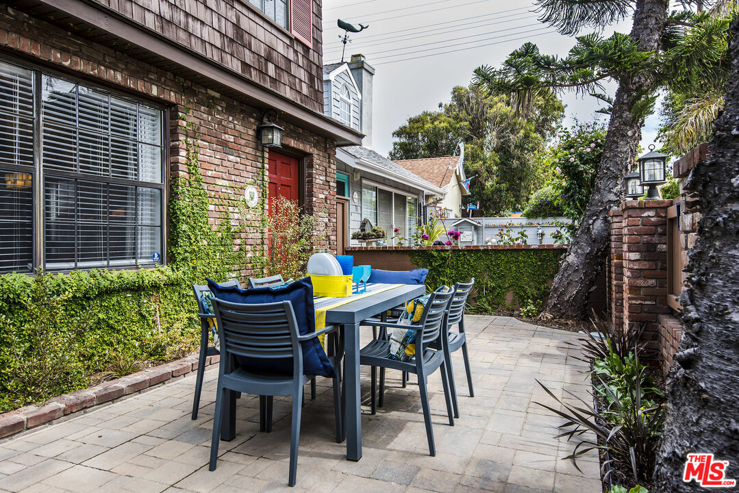 27 30th Avenue Venice, CA 90291 - Photo 7 of 49 a view of backyard with outdoor seating and plants