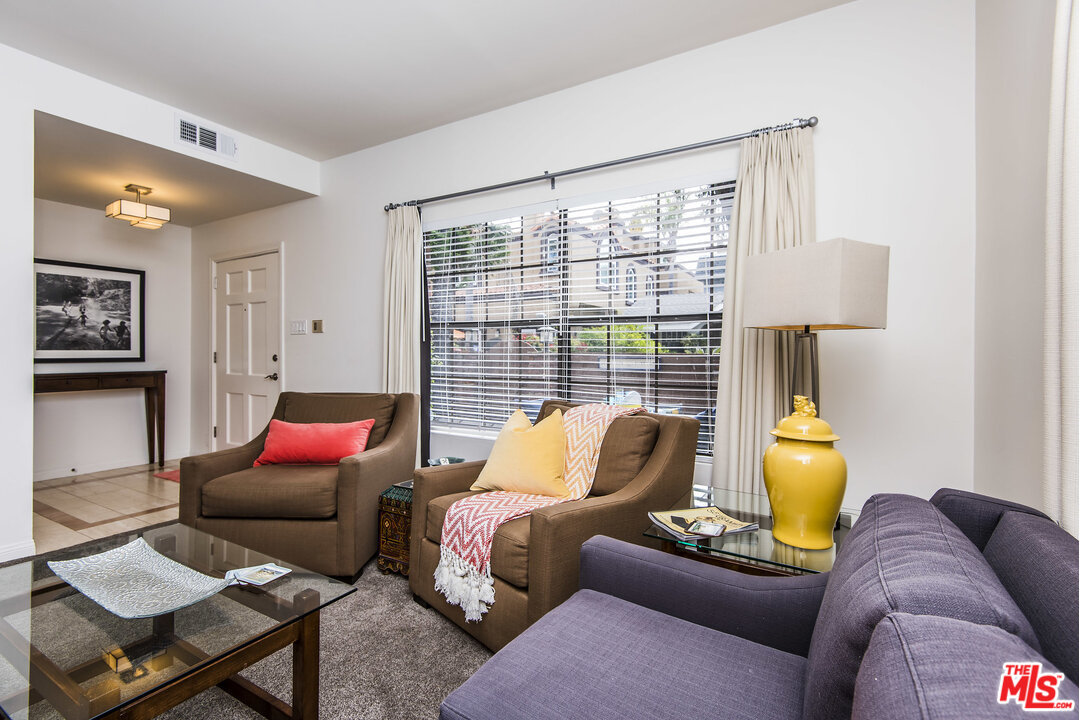 27 30th Avenue Venice, CA 90291 - Photo 9 of 49 a living room with furniture and a lamp