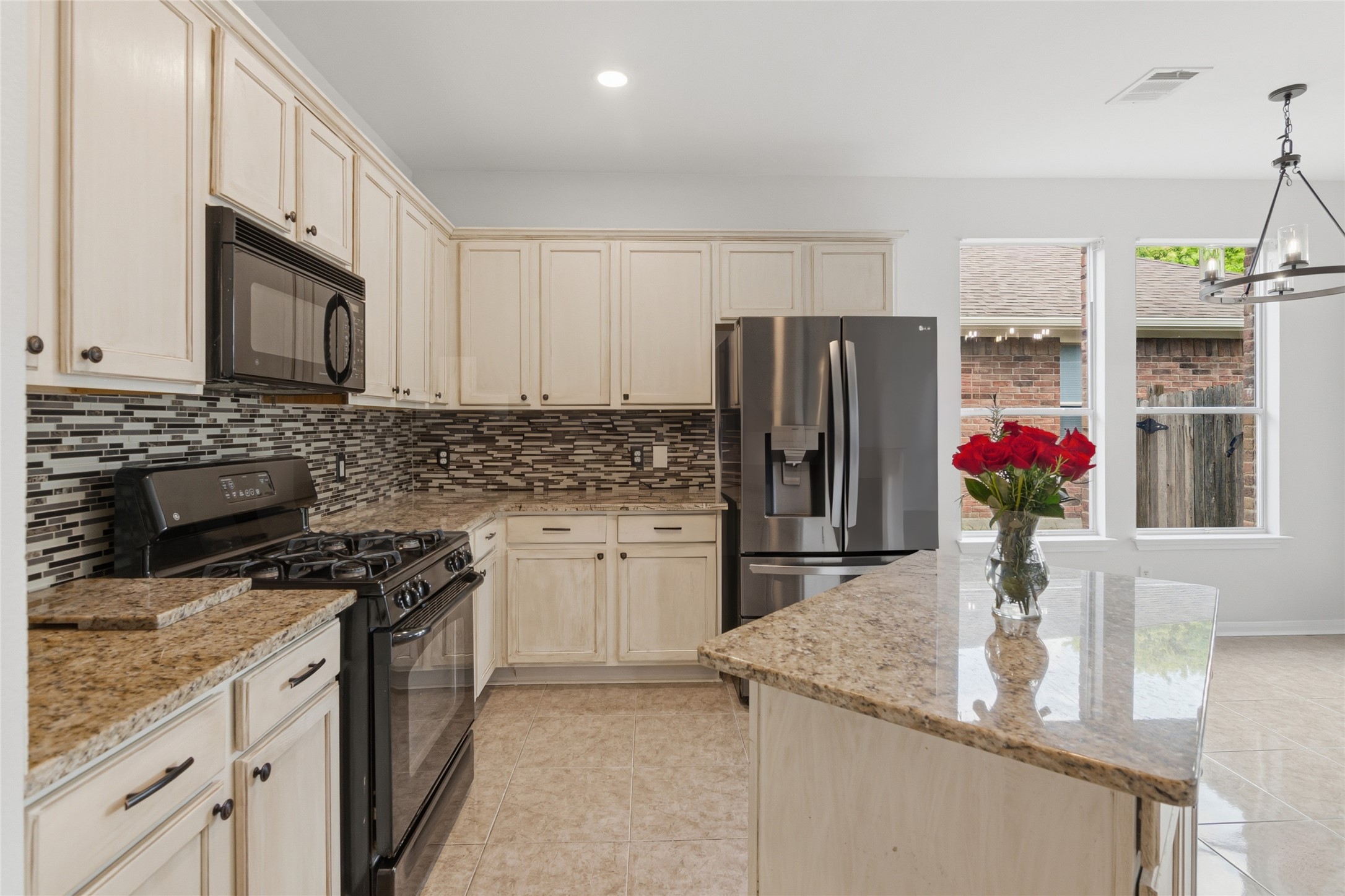 1271 Stone Rim Loop Buda, TX 78610 - Photo 13 of 40 UPDATED KITCHEN IS SO PRETTY!