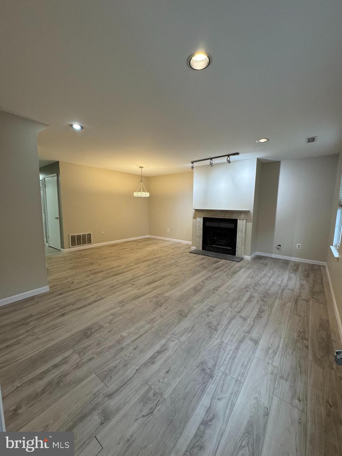 1206 Huntingdon Mews Clementon, NJ 08021 - Photo 2 of 18 Living Room