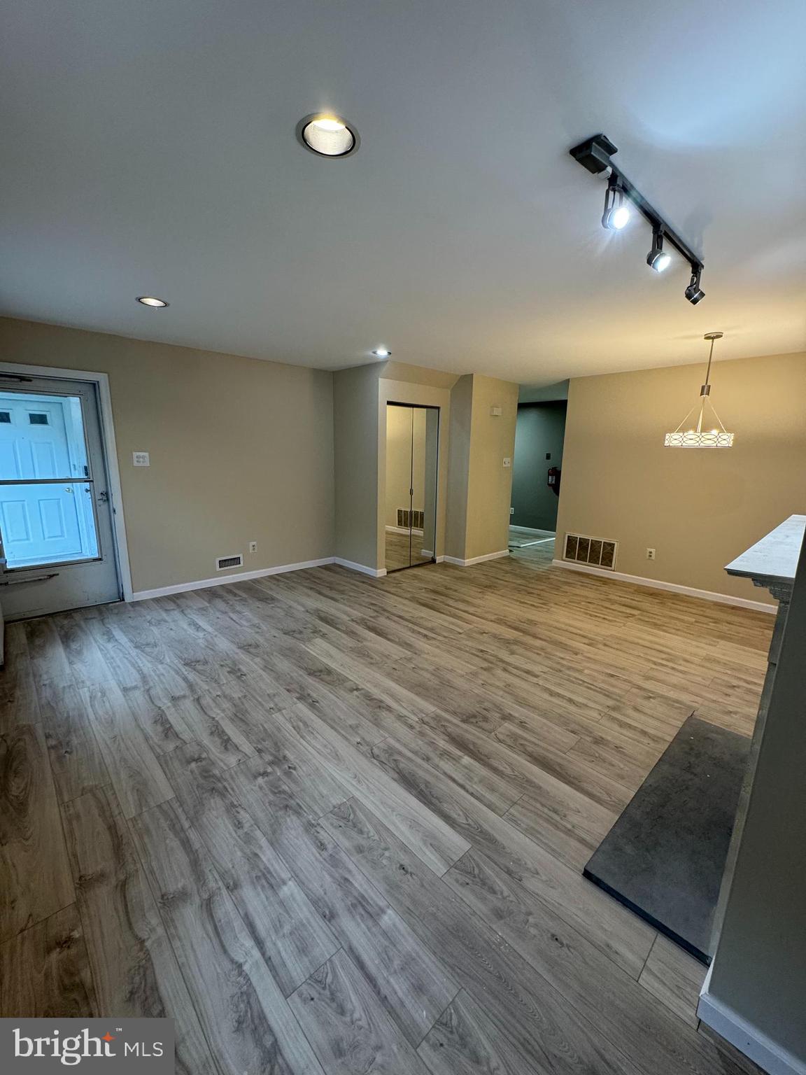 1206 Huntingdon Mews Clementon, NJ 08021 - Photo 3 of 18 Living Room