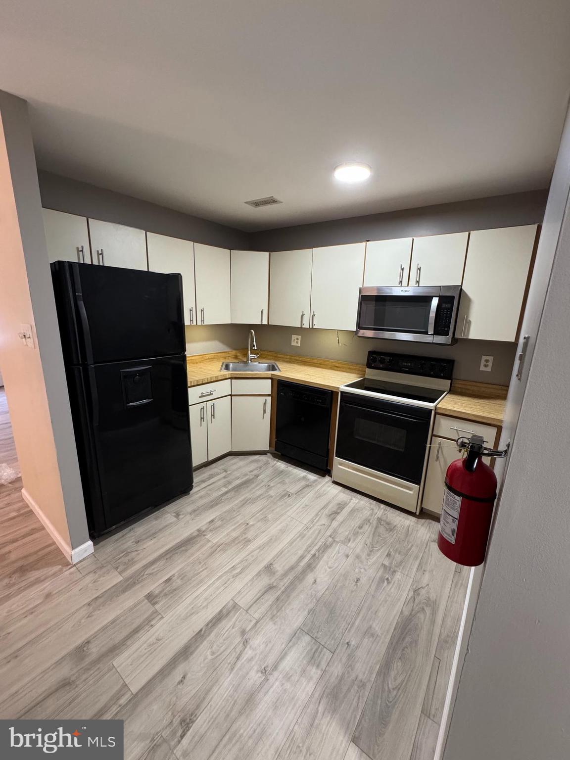 1206 Huntingdon Mews Clementon, NJ 08021 - Photo 6 of 18 Kitchen