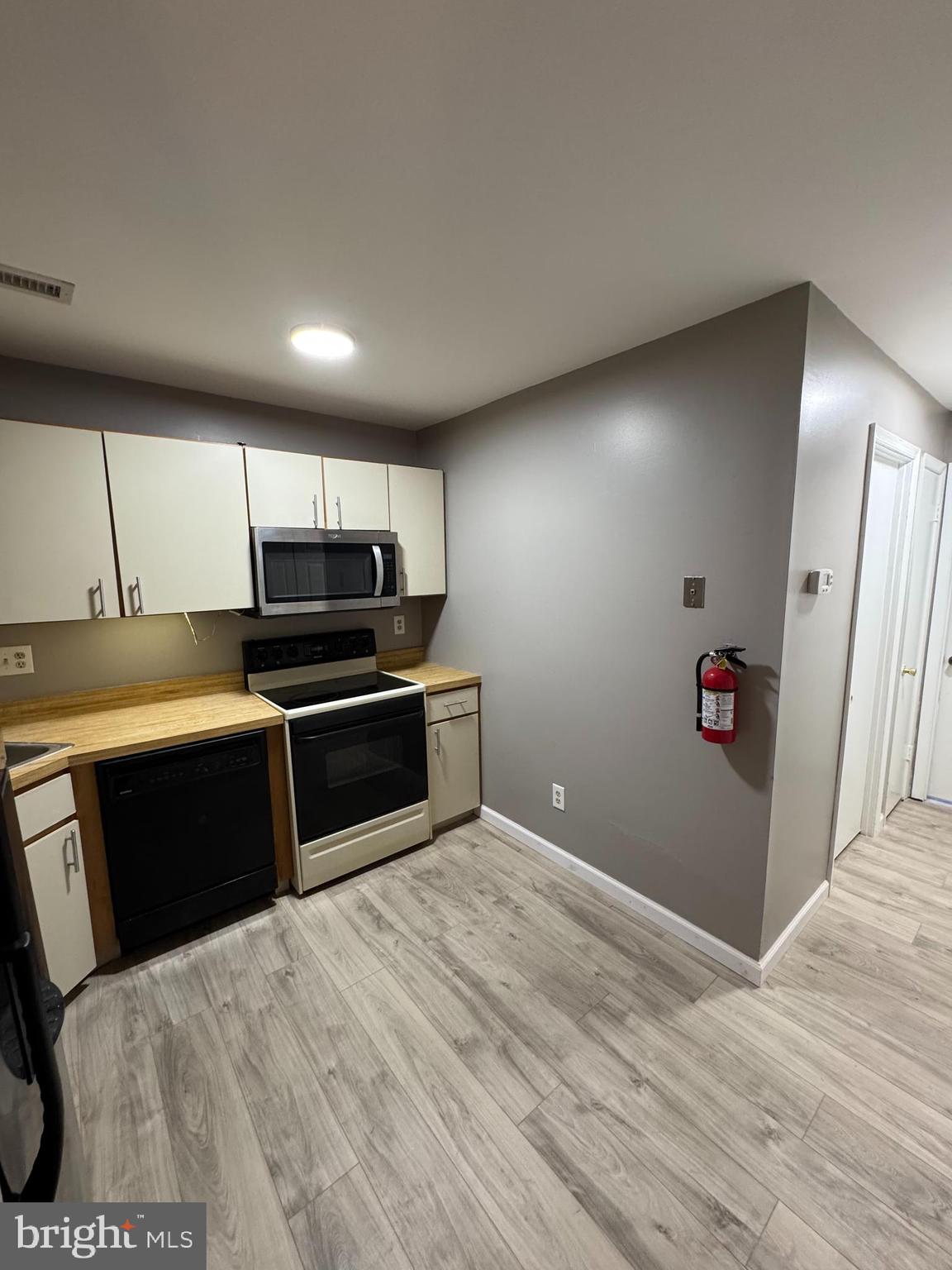 1206 Huntingdon Mews Clementon, NJ 08021 - Photo 7 of 18 Kitchen