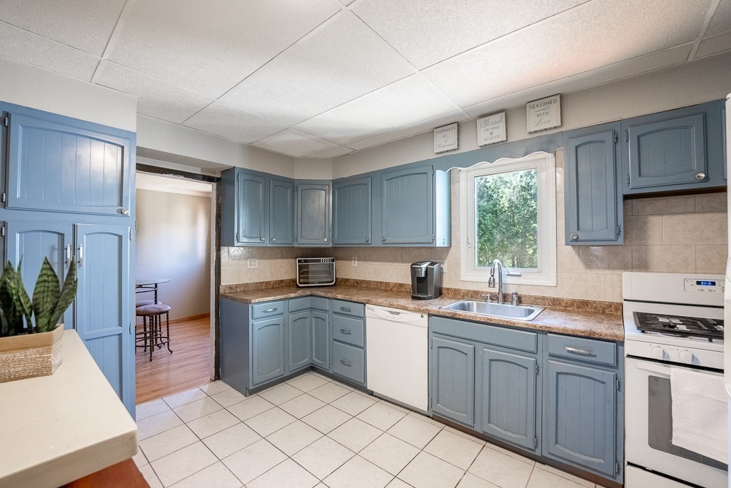 53 Crestmont Street Springfield, MA 01108 - Photo 9 of 42 Gallery Image 9