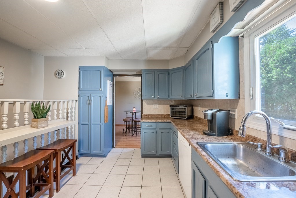 53 Crestmont Street Springfield, MA 01108 - Photo 10 of 42 Gallery Image 10