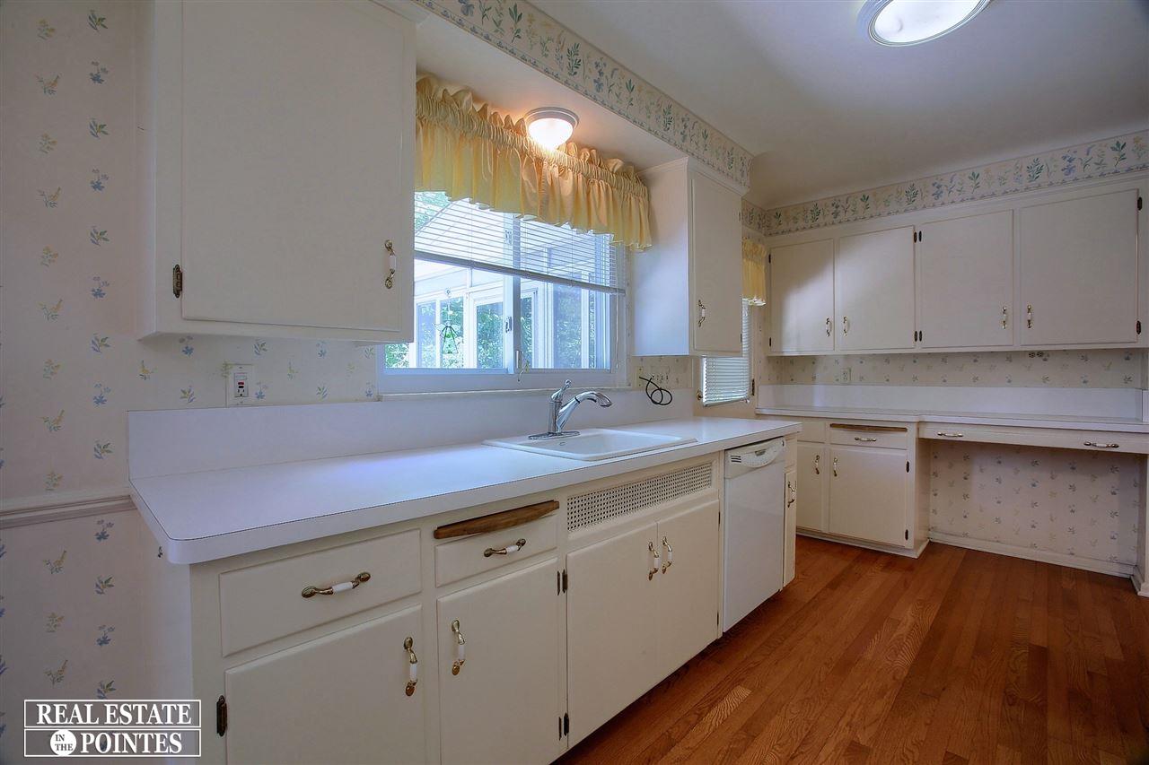 1680 Oxford Road Grosse Pointe Woods, MI 48236 - Photo 7 of 30