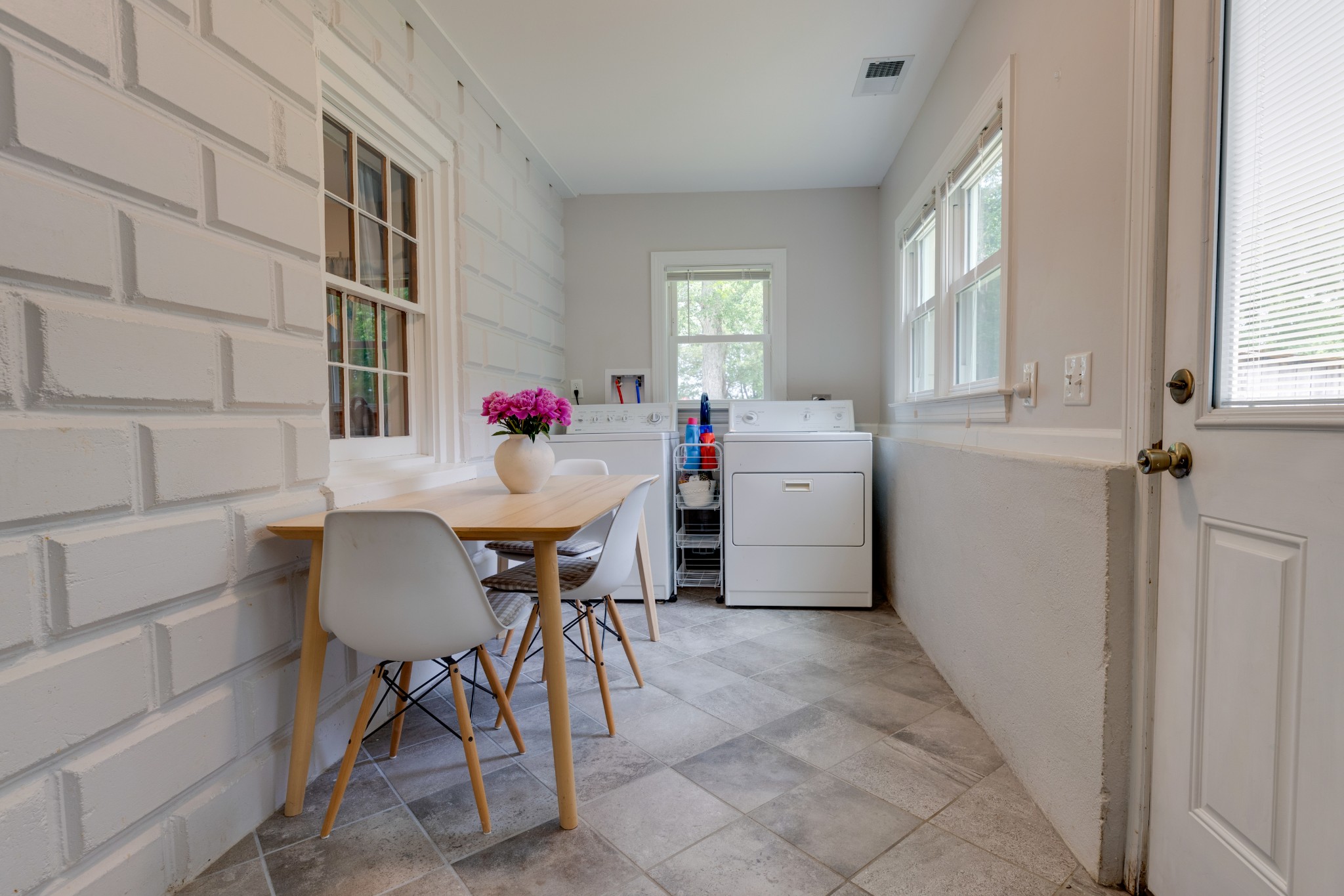 3020 Sylvia Road Dickson, TN 37055 - Photo 23 of 36 a workspace with furniture and window