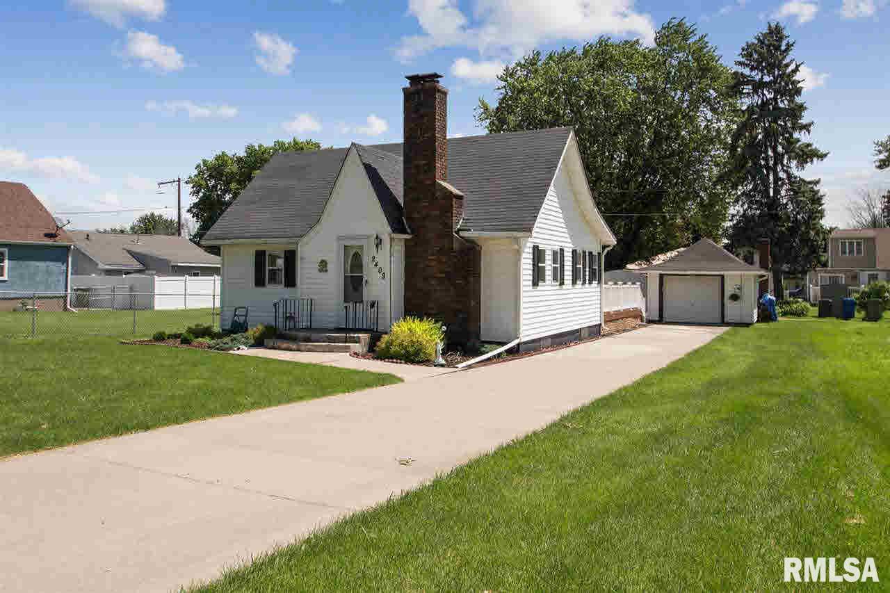 2409 Dunham Street Clinton, IA 52732 - Photo 3 of 24 Gallery Image 3
