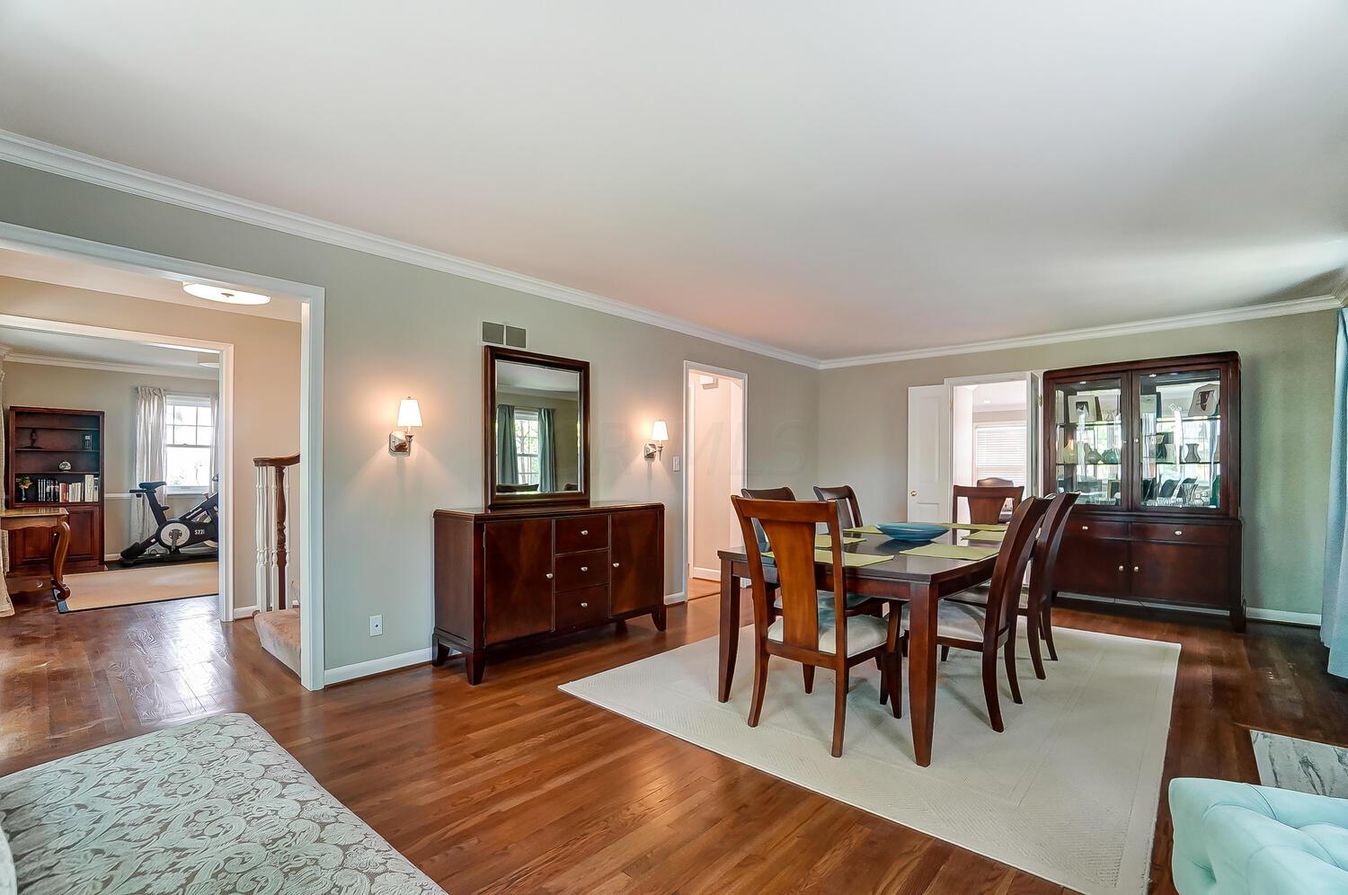 2710 Henthorn Road Columbus, OH 43221 - Photo 5 of 48 Living Room