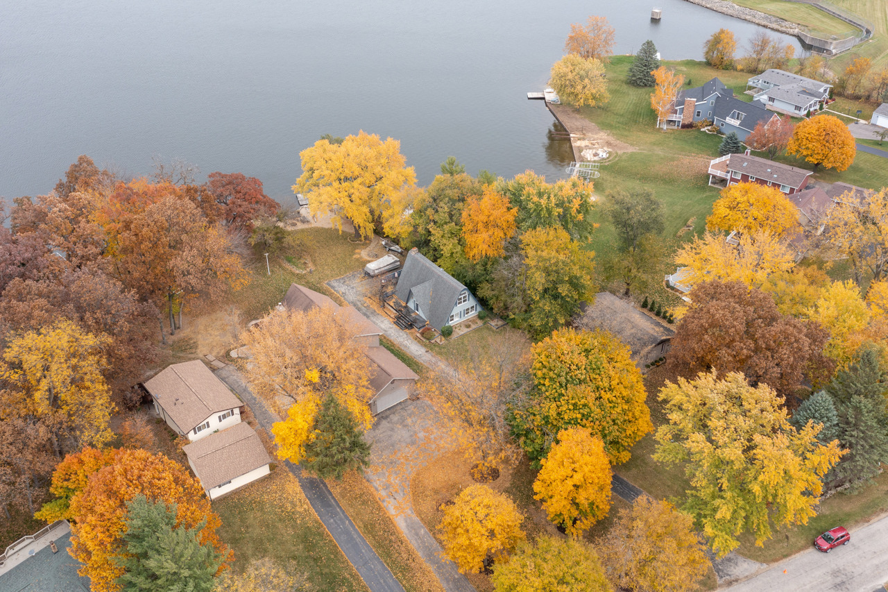 1910 Baintree Road Lake Summerset, IL 61019 - Photo 41 of 42 a close up of a vase of flowers