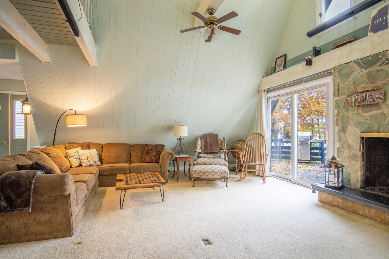 1910 Baintree Road Lake Summerset, IL 61019 - Photo 10 of 42 a living room with furniture and a flat screen tv