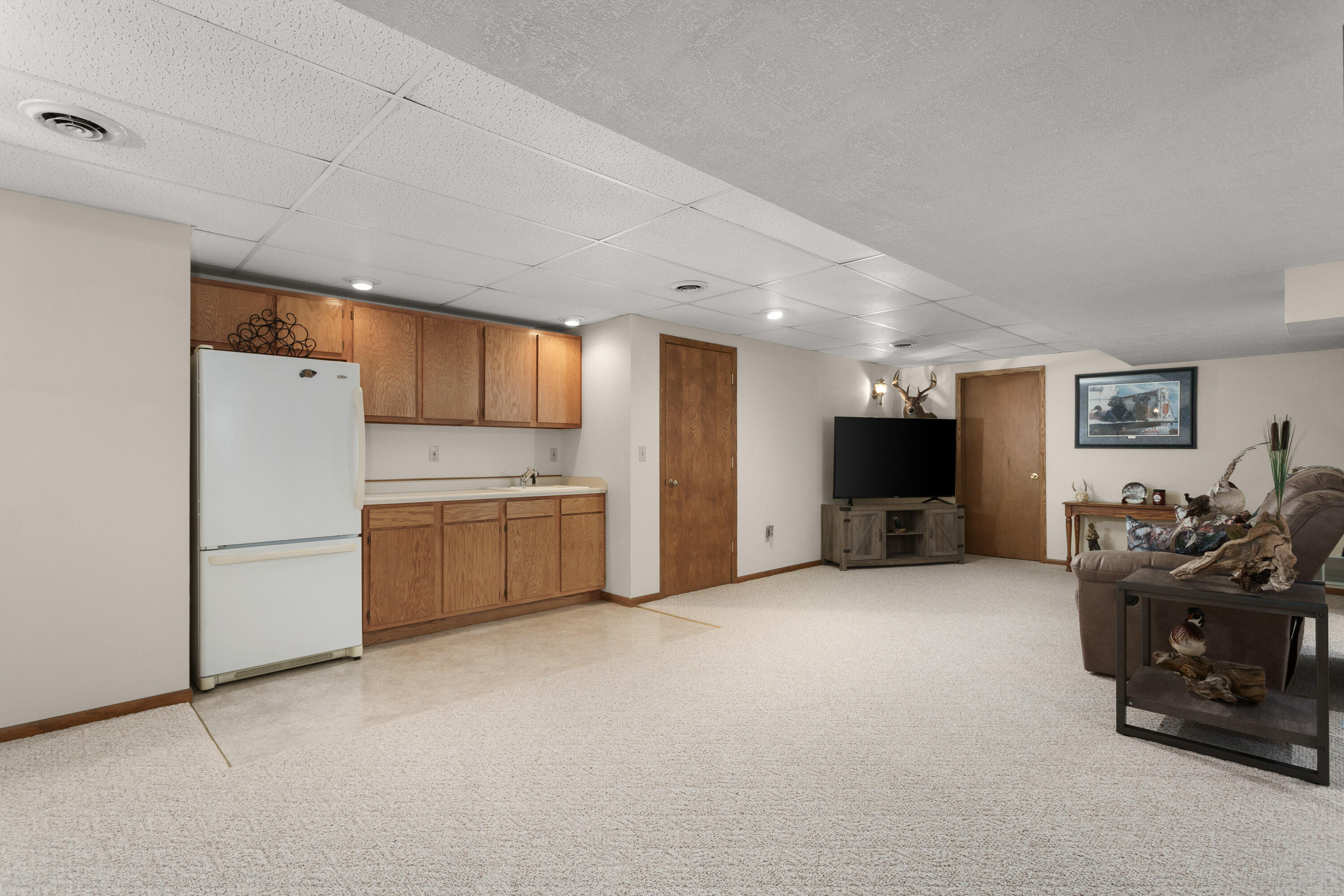 706 Woodbridge Trail Watertown, WI 53094 - Photo 26 of 38 Family room, wet bar