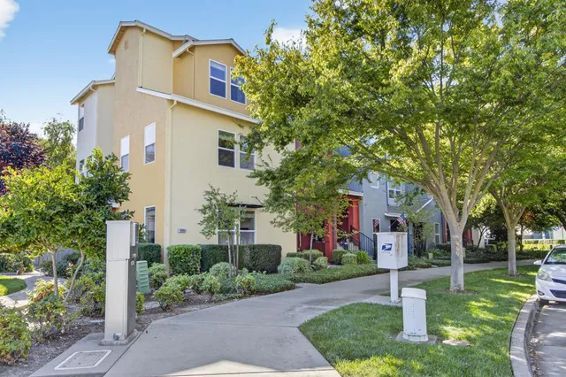a view of entryway front of house