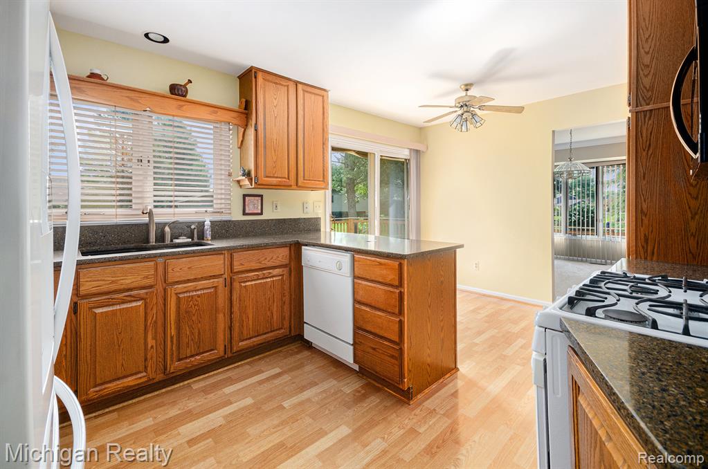 3531 East Commerce Road Commerce Township, MI 48382 - Photo 9 of 30