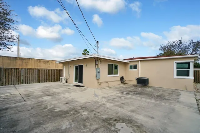 a view of a house with backyard