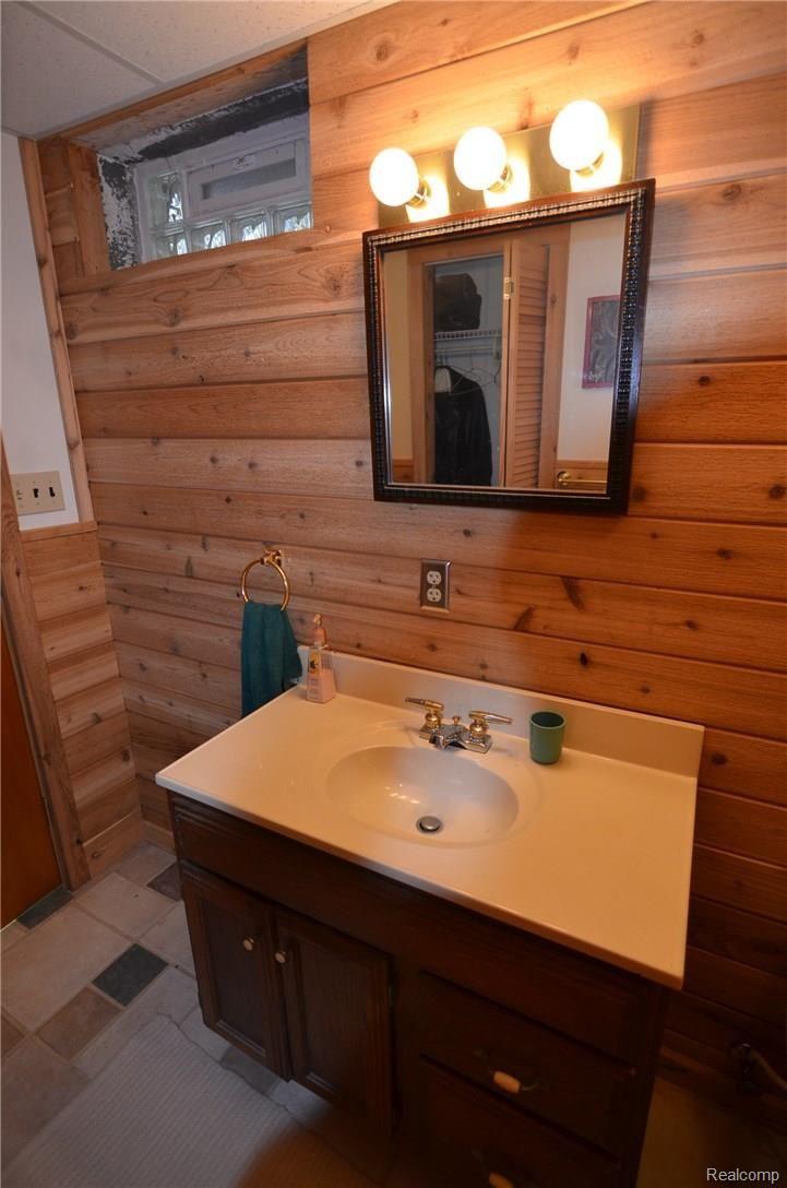 3800 Clyde Road Holly, MI 48442 - Photo 23 of 30 PRISTINE LOWER LEVEL BATH