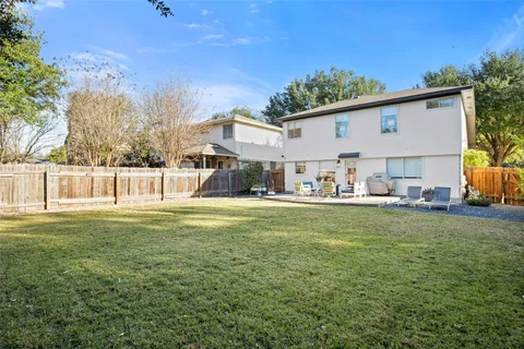 a view of a house with backyard