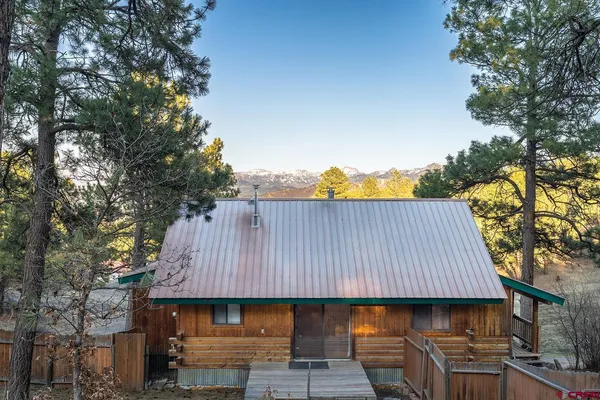 an outdoor view of house
