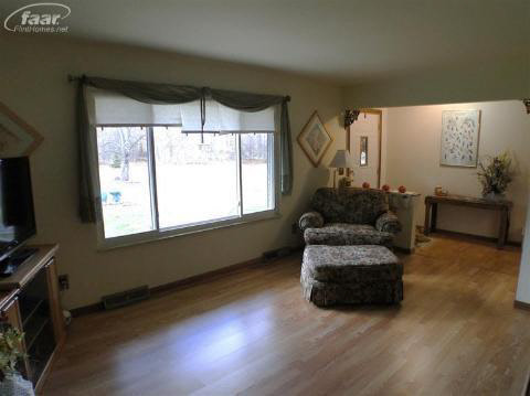 13087 White Lake Road Fenton, MI 48430 - Photo 10 of 20 20279131-9.JPG