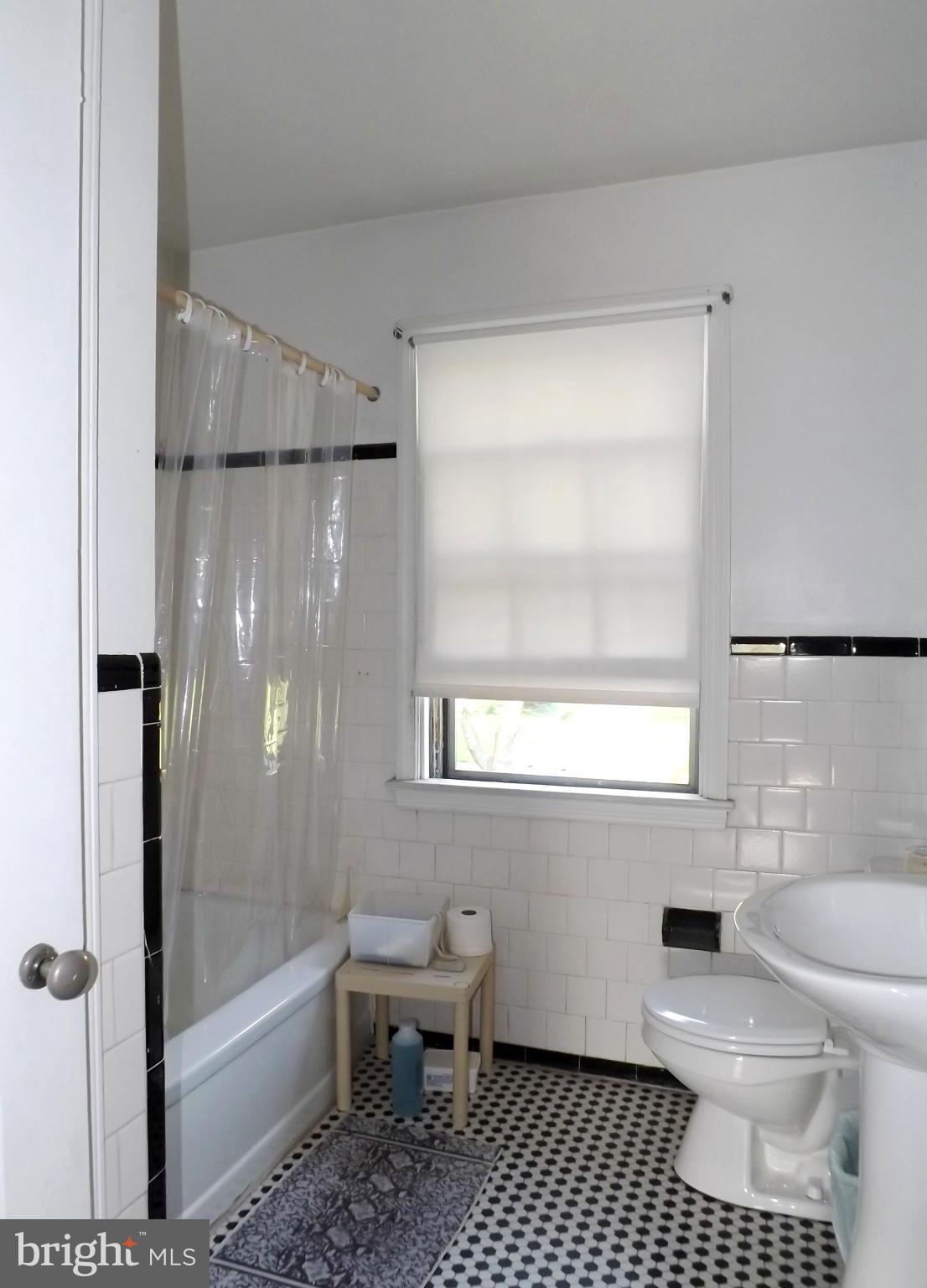 6204 Tramore Road Baltimore, MD 21214 - Photo 7 of 14 Bath