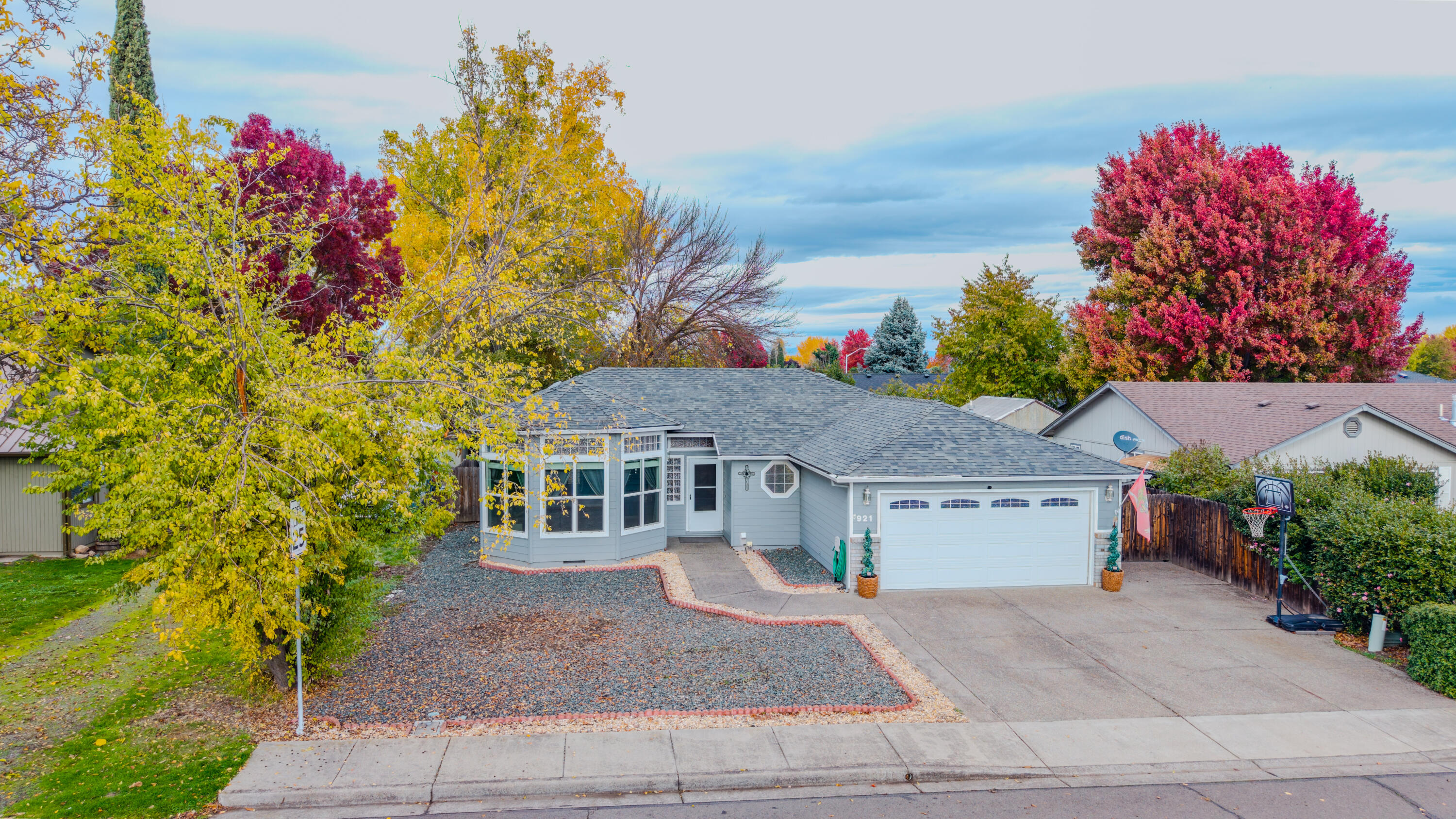 921 Pittview Avenue Central Point, OR 97502 - Photo 9 of 35 921 Pittview Ave
