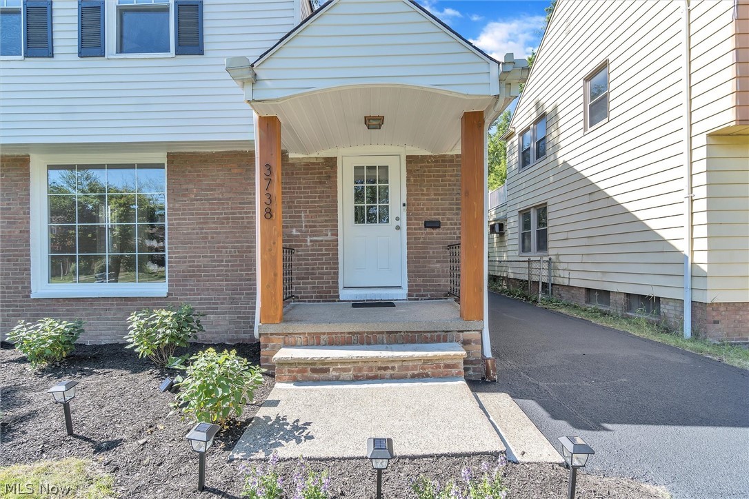3738 Bainbridge Road Cleveland Heights, OH 44118 - Photo 3 of 31