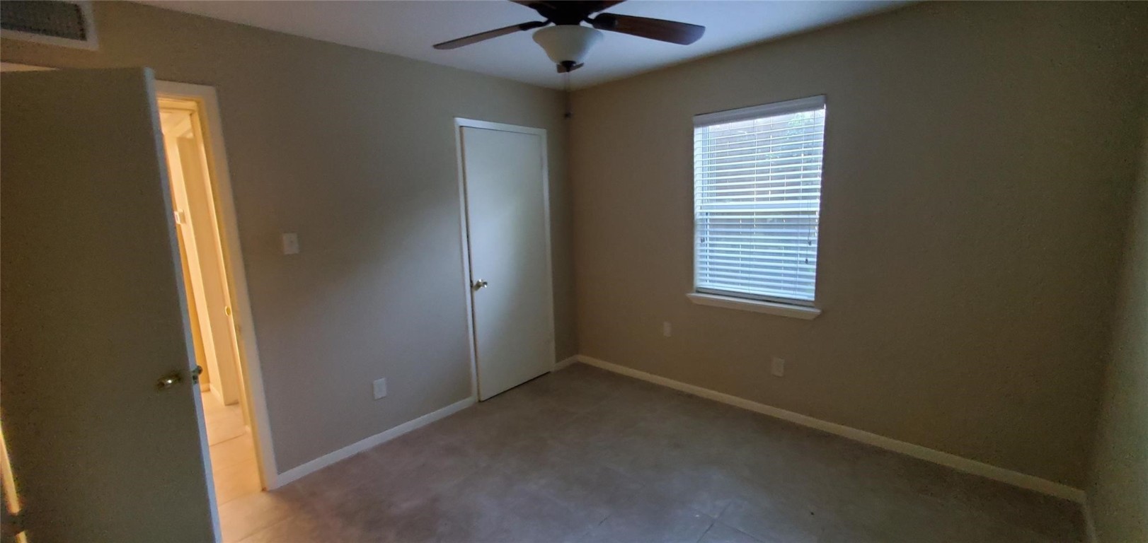3202 Yale Street, Unit 6 Houston, TX 77018 - Photo 18 of 18 an empty room with a window and a ceiling fan