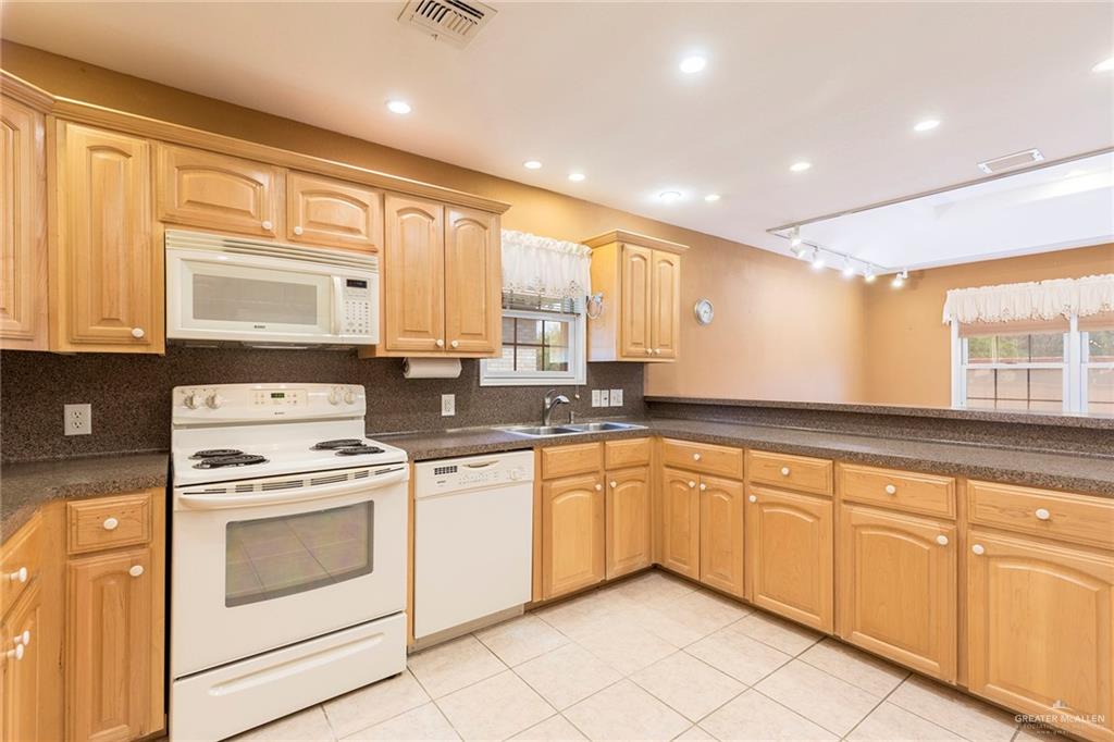 100 West Moore Road, Unit UT1 Pharr, TX 78577 - Photo 5 of 21 Kitchen with Dining View